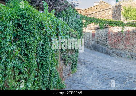 Architettura tipica nella città di Patones de Arriba, in Spagna, uno degli esempi più rappresentativi della cosiddetta architettura nera (usa ardesia come t Foto Stock