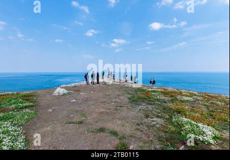 Vista dalla cima della scogliera da Skomer, un'isola al largo della costa del Pembrokeshire, vicino a Marloes e St Brides nel Galles occidentale, famosa per la sua fauna selvatica Foto Stock