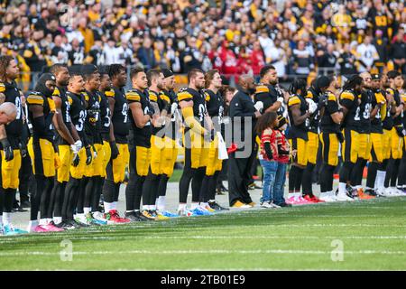 Pittsburgh, Pennsylvania, USA. 3 dicembre 2023. 3 dicembre 2023 Pittsburgh Steelers ai margini dell'inno nazionale durante gli Arizona Cardinals vs. Pittsburgh Steelers a Pittsburgh, Pennsylvania. Jake Mysliwczyk/AMG Media (immagine di credito: © Jake Mysliwczyk/BMR via ZUMA Press Wire) SOLO USO EDITORIALE! Non per USO commerciale! Foto Stock