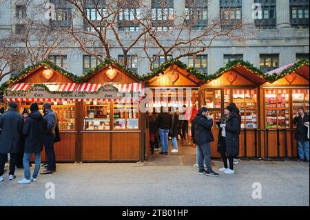 Chicago, Illinois, USA. Negozi e chioschi al Christkindlmarket, nell'area Loop del centro di Chicago. Foto Stock