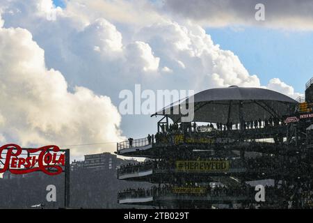 Pittsburgh, Pennsylvania, USA. 3 dicembre 2023. Il 3 dicembre 2023 i temporali ritardano la partita degli Arizona Cardinals contro i Pittsburgh Steelers a Pittsburgh, Pennsylvania. Jake Mysliwczyk/AMG Media (immagine di credito: © Jake Mysliwczyk/BMR via ZUMA Press Wire) SOLO USO EDITORIALE! Non per USO commerciale! Foto Stock