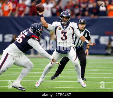 3 dicembre 2023: Il quarterback dei Broncos Russell Wilson (3) passa il pallone durante una gara NFL tra i Texans e i Broncos il 3 dicembre 2023 a Houston. I Texans vinsero 22-17. (Immagine di credito: © Scott Coleman/ZUMA Press Wire) SOLO USO EDITORIALE! Non per USO commerciale! Foto Stock