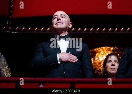 Homeland Security Security Alejandro Mayorkas partecipa al Kennedy Center Honors 2023 presso il Kennedy Center di Washington, DC, USA. 3 dicembre 2023. I destinatari del 46th Kennedy Center Honors per il successo artistico a vita includono l'attore e comico Billy Crystal, il soprano Renee Fleming, il cantautore britannico Barry Gibb, la cantante e attrice Queen Latifah e la cantante Dionne Warwick. Credito: SIPA USA/Alamy Live News Foto Stock