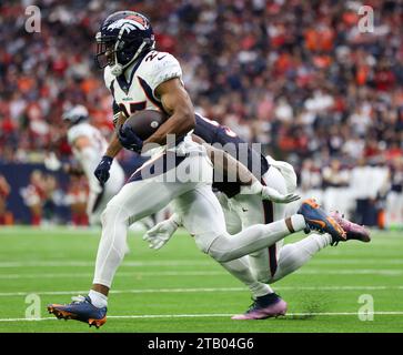 3 dicembre 2023: Il cornerback dei Broncos Fabian Moreau (23) restituisce un passaggio intercettato in un tentativo di conversione da due punti durante una gara della NFL tra i Texans e i Broncos il 3 dicembre 2023 a Houston. I Texans vinsero 22-17. (Immagine di credito: © Scott Coleman/ZUMA Press Wire) SOLO USO EDITORIALE! Non per USO commerciale! Foto Stock