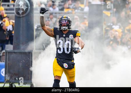 Hookstown, Pennsylvania, USA. 3 dicembre 2023. Il running back dei Pittsburgh Steelers JAYLEN WARREN (30) entrò in campo prima della partita di football tra i Pittsburgh Steelers e gli Arizona Cardinals a Pittsburgh, Pennsylvania. (Immagine di credito: © Brent Gudenschwager/ZUMA Press Wire) SOLO PER USO EDITORIALE! Non per USO commerciale! Foto Stock