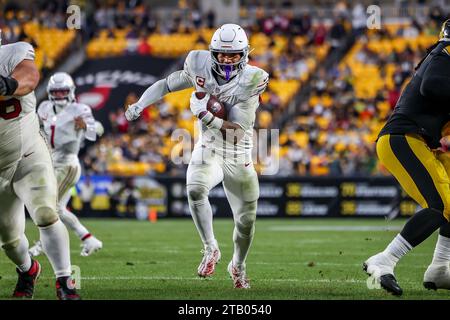 Hookstown, Pennsylvania, USA. 3 dicembre 2023. Il running back degli Arizona Cardinals JAMES CONNER (6) corse in touchdown durante la partita di football tra i Pittsburgh Steelers e gli Arizona Cardinals a Pittsburgh, Pennsylvania. (Immagine di credito: © Brent Gudenschwager/ZUMA Press Wire) SOLO PER USO EDITORIALE! Non per USO commerciale! Foto Stock