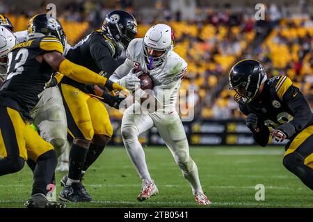 Hookstown, Pennsylvania, USA. 3 dicembre 2023. Il running back degli Arizona Cardinals JAMES CONNER (6) corse in touchdown durante la partita di football tra i Pittsburgh Steelers e gli Arizona Cardinals a Pittsburgh, Pennsylvania. (Immagine di credito: © Brent Gudenschwager/ZUMA Press Wire) SOLO PER USO EDITORIALE! Non per USO commerciale! Foto Stock