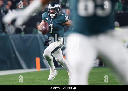 Philadelphia, Stati Uniti. 3 dicembre 2023. Il quarterback dei Philadelphia Eagles Jalen Hurts (1) porta il pallone giù registrato durante il secondo tempo dell'azione NFL contro i San Francisco 49ers al Lincoln Financial Field di Philadelphia domenica 3 dicembre 2023. Foto di Laurence Kesterson/UPI Credit: UPI/Alamy Live News Foto Stock