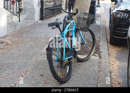 La bicicletta è parcheggiata sul marciapiede vicino alla strada, Foto Stock