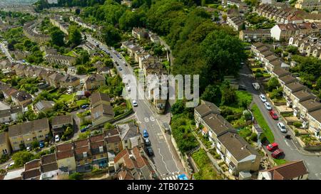 Vista aerea dei droni che si affaccia su Camden Road, dal Fairfield Park End. (11-08-2023) Foto Stock