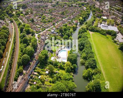 Il fiume Avon, Kennet e Avon Canal e i binari ferroviari, diretti nella città di Bath, Regno Unito. (26-05-2023) Foto Stock