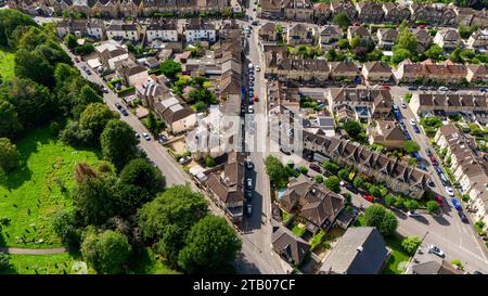 Vista aerea dei droni che guarda lungo Chelsea Road, nella parte bassa del Weston di Bath, Regno Unito. (22-08-2023) Foto Stock