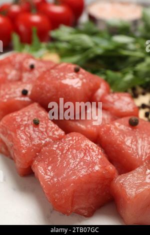 Cucinare gulasch delizioso. Carne cruda di manzo con spezie sul tavolo, primo piano Foto Stock