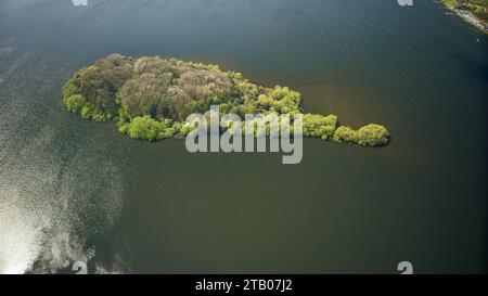 Vista aerea con droni di Denny Island presso il lago Chew Valley, Bristol, Regno Unito. (18-04-2023) Foto Stock