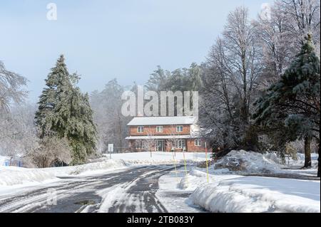 suburban street after the snow storm Foto Stock