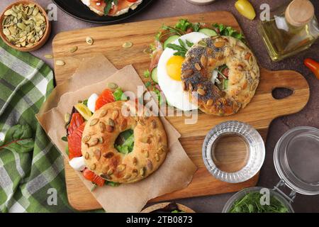 Gustosi panini con bagel su un tavolo marrone, piatti Foto Stock