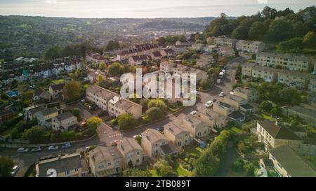 Vista aerea con droni di Marshfield Way, nel Fairfield Park, parte di Bath, Regno Unito. (17-10-2023) Foto Stock