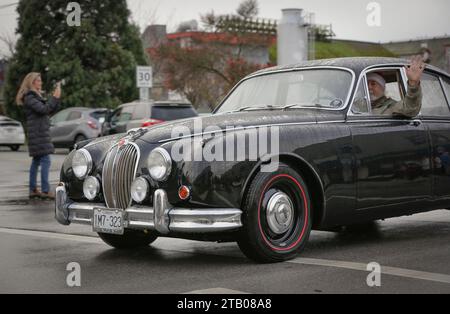 Richmond, Canada. 3 dicembre 2023. Un proprietario di auto d'epoca salta dalla finestra mentre partecipa all'evento annuale Christmas Classic Car Cruise a Richmond, British Columbia, Canada, il 3 dicembre 2023. Crediti: Liang Sen/Xinhua/Alamy Live News Foto Stock