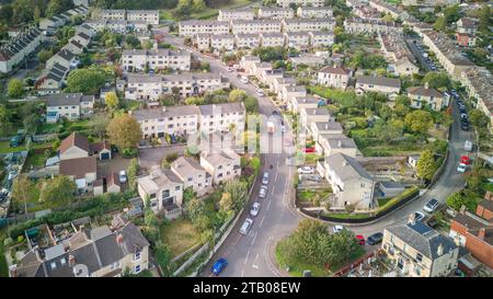 Vista aerea con droni di Marshfield Way, nel Fairfield Park, parte di Bath, Regno Unito. (17-10-2023) Foto Stock