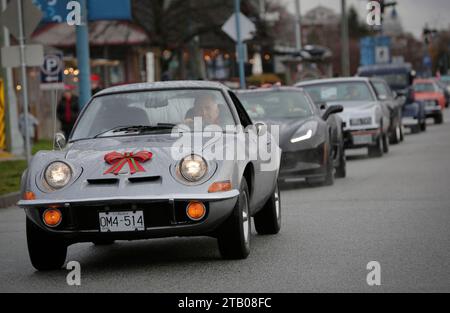 Richmond, Canada. 3 dicembre 2023. Le auto d'epoca viaggiano lungo la strada durante l'evento annuale Christmas Classic Car Cruise a Richmond, British Columbia, Canada, il 3 dicembre 2023. Crediti: Liang Sen/Xinhua/Alamy Live News Foto Stock