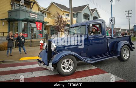 Richmond, Canada. 3 dicembre 2023. Un'auto d'epoca naviga lungo la strada durante l'evento annuale Christmas Classic Car Cruise a Richmond, British Columbia, Canada, il 3 dicembre 2023. Crediti: Liang Sen/Xinhua/Alamy Live News Foto Stock