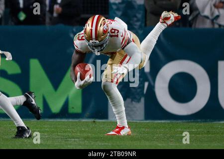 Philadelphia, Stati Uniti. 3 dicembre 2023. Il wide receiver dei San Francisco 49ers Deebo Samuel (19) avanza il pallone dopo aver fatto una ricezione durante il secondo tempo dell'azione contro i Philadelphia Eagles al Lincoln Financial Field di Philadelphia domenica 3 dicembre 2023. Foto di Laurence Kesterson/UPI Credit: UPI/Alamy Live News Foto Stock