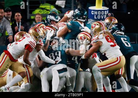 Philadelphia, Stati Uniti. 3 dicembre 2023. Il quarterback dei Philadelphia Eagles Jalen Hurts (1), centro, spinge attraverso l'ultima yard per un touchdown durante il secondo tempo dell'azione NFL contro i San Francisco 49ers al Lincoln Financial Field di Philadelphia domenica 3 dicembre 2023. Foto di Laurence Kesterson/UPI Credit: UPI/Alamy Live News Foto Stock