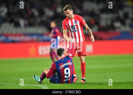 Barcellona, Spagna. 3 dicembre 2023. Robert Lewandowski del Barcellona reagisce con Saul Niguez (top) dell'Atletico de Madrid durante una partita di calcio della Liga tra FC Barcelona e Atletico de Madrid a Barcellona, Spagna, 3 dicembre 2023. Crediti: Joan Gosa/Xinhua/Alamy Live News Foto Stock