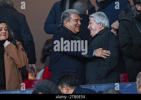 Barcellona, ESP. 3 dicembre 2023. FC BARCELONA vs ATLETICO DE MADRID 3 dicembre 2023 Presidente del FC Barcelona Joan Laporta (sinistra) e Enrique Cerezo, presidente dell'AT de Madrid durante la partita tra FC Barcelona e Atletico de Madrid corrispondente al quattordicesimo giorno della Liga EA Sports allo Stadio Olimpico Lluis Companys di Montjuic a Barcellona, Spagna. Crediti: Rosdemora/Alamy Live News Foto Stock