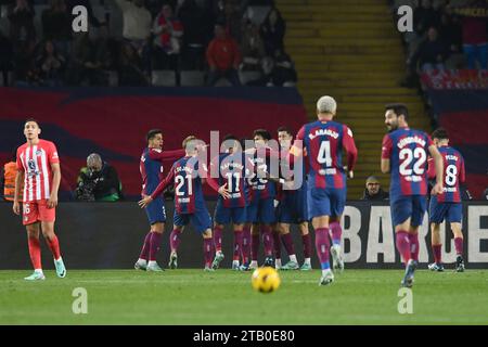 Barcellona, ESP. 3 dicembre 2023. FC BARCELONA vs ATLETICO DE MADRID 3 dicembre, 2023 Joao Félix (14) del FC Barcelona celebra il primo gol della sua squadra con i compagni di squadra durante la partita tra FC Barcelona e Atletico de Madrid corrispondente al quattordicesimo giorno di la Liga EA Sports allo Stadio Olimpico Lluis Companys di Montjuic a Barcellona, Spagna. Crediti: Rosdemora/Alamy Live News Foto Stock