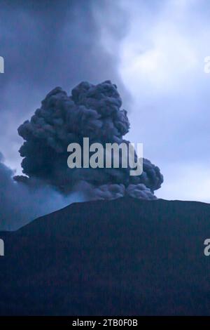 Sumatra occidentale, Indonesia. 4 dicembre 2023. Il Monte Marapi lancia materiale vulcanico a West Sumatra, Indonesia, 4 dicembre 2023. Il Monte Marapi, nella provincia indonesiana di Sumatra occidentale, eruttò domenica, gettando cenere e colpendo aree a diversi chilometri di distanza. Crediti: Andri Mardiansyah/Xinhua/Alamy Live News Foto Stock