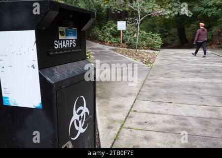 Seattle, Stati Uniti. 17 ottobre 2023. Contenitore per oggetti taglienti al Kinner Park di Queen Anne. Foto Stock