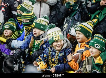 Green Bay, Stati Uniti. 3 dicembre 2023. Un gruppo di giovani aspetta che i Green Bay Packer prendano il campo prima dell'inizio della partita NFL tra i Kansas City Chiefs e i Green Bay Packers al Lambeau Field domenica 3 dicembre 2023. Foto di Tannen Maury/UPI Credit: UPI/Alamy Live News Foto Stock