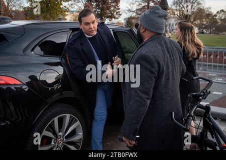 New York City. 30 novembre 2023. Il rappresentante degli Stati Uniti George Santos (repubblicano di New York) arriva per un briefing stampa fuori dal Campidoglio degli Stati Uniti a Washington DC, giovedì 30 novembre 2023. Credito: Rod Lamkey/CNP (LIMITAZIONE: NO Daily mail. NESSUN quotidiano o quotidiano New York o New Jersey nel raggio di 75 miglia da New York City.) Credito: dpa/Alamy Live News Foto Stock