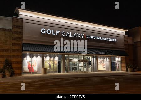 WOODBURY, Minnesota, Stati Uniti d'America - 4 DICEMBRE 2023: Esterno del negozio Golf Galaxy e logo del marchio di fabbrica di sera. Foto Stock