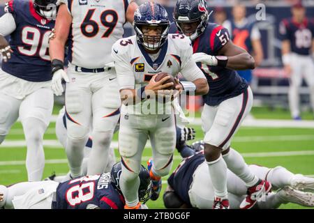 Houston, Texas, Stati Uniti. 3 dicembre 2023. Il quarterback dei Denver Broncos Russell Wilson (3) corre con la palla durante una partita tra i Denver Broncos e gli Houston Texans a Houston, Texas. Trask Smith/CSM/Alamy Live News Foto Stock