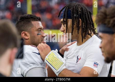 3 dicembre 2023: Il quarterback dei Denver Broncos Russell Wilson (3) incontra il quarterback degli Houston Texans C.J. Stroud (7) dopo una partita tra i Denver Broncos e gli Houston Texans a Houston, Texas. Trask Smith/CSM (immagine di credito: © Trask Smith/Cal Sport Media) Foto Stock