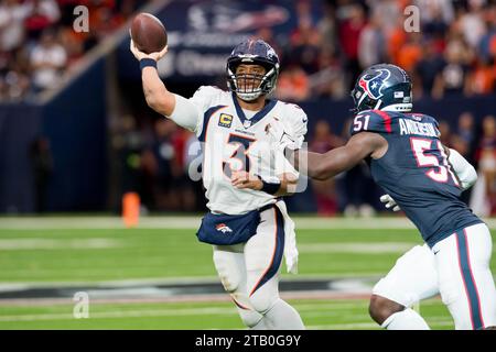 3 dicembre 2023: Il quarterback dei Denver Broncos Russell Wilson (3) lancia un passaggio mentre sotto la pressione del defensive end degli Houston Texans Will Anderson Jr. (51) durante una gara tra i Denver Broncos e gli Houston Texans a Houston, Texas. Trask Smith/CSM Foto Stock