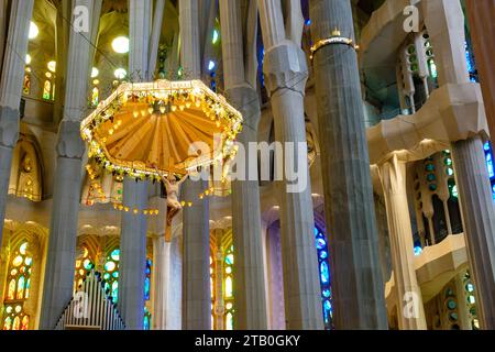 La Sagrada Família altare maggiore baldacchino con Gesù Cristo sulla croce di Antoni Galdí, Barcellona, Spagna Foto Stock