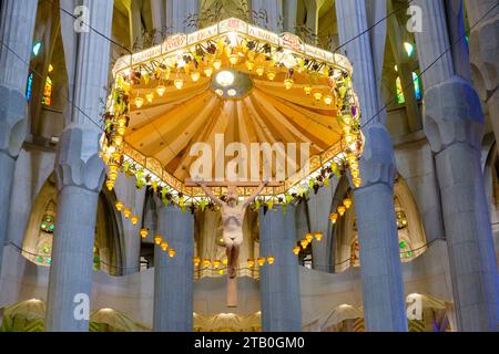 La Sagrada Família altare maggiore baldacchino con Gesù Cristo sulla croce di Antoni Galdí, Barcellona, Spagna Foto Stock