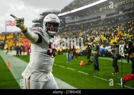 Pittsburgh, Pennsylvania, USA. 3 dicembre 2023. Il defensive tackle dei Cardinals DANTE STILLS (55) esce dal campo per un ritardo nella pioggia durante Arizona Cardinals vs. Pittsburgh Steelers. (Immagine di credito: © Jake Mysliwczyk/BMR via ZUMA Press Wire) SOLO USO EDITORIALE! Non per USO commerciale! Foto Stock