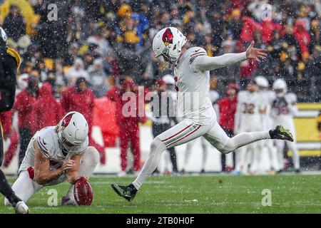 Hookstown, Pennsylvania, USA. 3 dicembre 2023. Il kicker degli Arizona Cardinals MATT PRATER (5) calcia un ulteriore punto sotto la pioggia durante la partita di football tra i Pittsburgh Steelers e gli Arizona Cardinals. (Immagine di credito: © Brent Gudenschwager/ZUMA Press Wire) SOLO PER USO EDITORIALE! Non per USO commerciale! Foto Stock