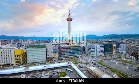 Kyoto, Giappone - 6 aprile 2023: La Torre di Kyoto completata nel 1964 è la struttura più alta di Kyoto e sorge in cima a un edificio a 9 piani, situato di fronte Foto Stock