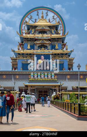 Bylakuppe, India - 5 giugno 2023: Monastero di Namdroling Nyingmapa, il più grande centro di insegnamento del lignaggio Nyingma del buddismo tibetano nel mondo. Foto Stock