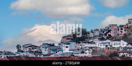 Il vulcano Mt. Antisana, visto da Quito, Ecuador Foto Stock