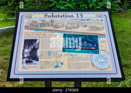 Cartello interpretativo su East Portal Substation Powering Railway, Hiawatha Scenic Bike Trail, Montana e Idaho, USA [Nessuna pubblicazione; licenza editoriale Foto Stock