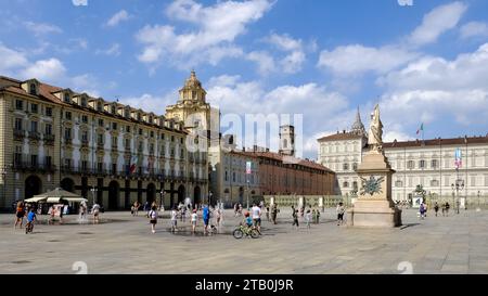 Vista su Piazza Castello, una piazza nel centro di Torino, con il monumento al portatore stendardo dell'esercito sardo in primo piano Foto Stock