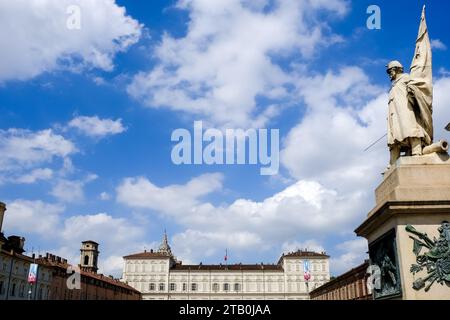 Vista su Piazza Castello, una piazza nel centro di Torino, con il monumento al portatore stendardo dell'esercito sardo in primo piano Foto Stock