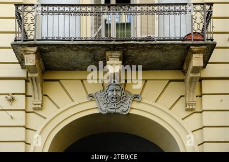 Facciata scolpita in via Giuseppe Garibaldi, una strada pedonale, tra le principali del centro storico di Torino, regione Piemonte, Italia Foto Stock