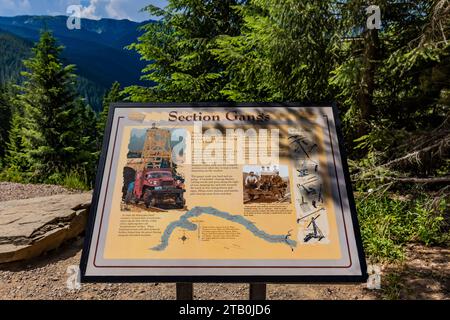 Segno interpretativo sulle bande di sezione che hanno mantenuto la ferrovia lungo Hiawatha Scenic Bike Trail, Montana e Idaho, USA [nessun rilascio; pidocchi editoriali Foto Stock